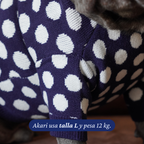 Detalle de los lunares tejidos del Sweater Winter Dot Navy para perros de Dear Friend, en talla L.