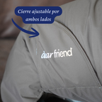 Detalle del cierre ajustable lateral y del logo dear friend del Impermeable Winter Espresso para perros.