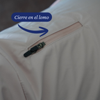 Detalle del cierre en el lomo del impermeable para perros de Dear Friend, por donde pasa la correa del arnés.