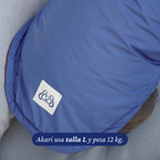 Detalle del logo bordado de Dear Friend sobre la cara azul de la Chaqueta Winter Reversible Cordillera para perros.