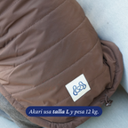 Detalle de la cara café lisa y del logo bordado de la Chaqueta Winter Reversible Safari para perros de Dear Friend.