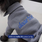 Pomerania de 1,6 kg con el Polerón Winter Grey talla XS, vista del bordado dear friend azul en el lomo.