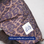 Detalle del animal print y del logo bordado de la Chaqueta Winter Reversible Safari para perros de Dear Friend.