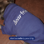 Detalle del bordado del polerón para perros azul marino de Dear Friend.
